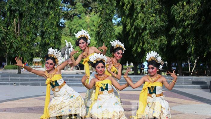 Balinese dancers