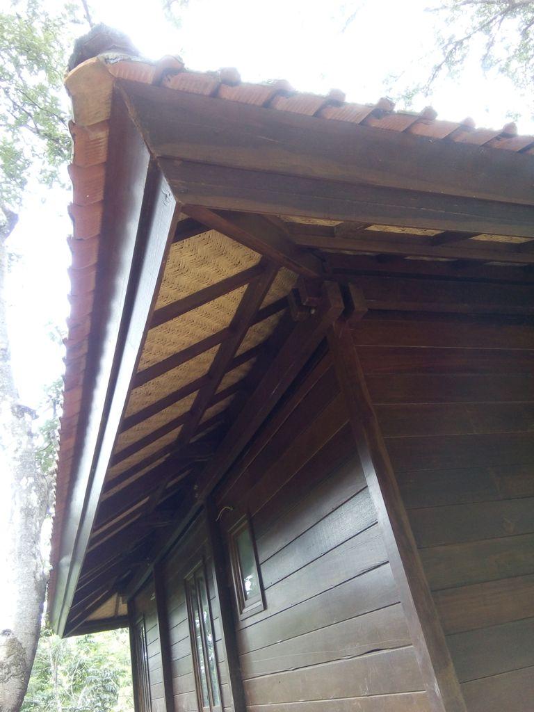 Roof overhang detail