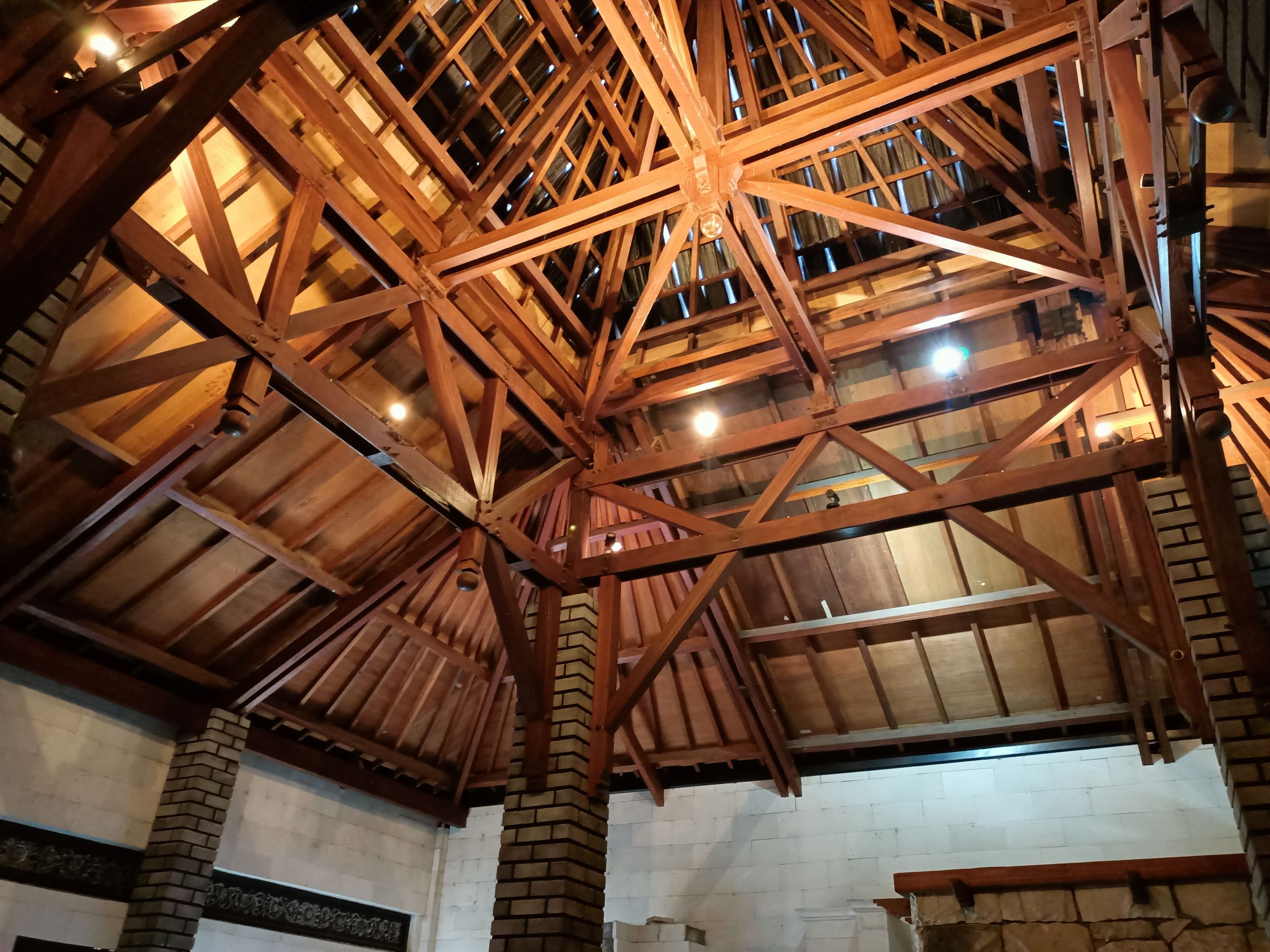 Space frame roof structure