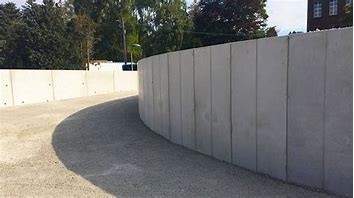 Retaining wall from concrete